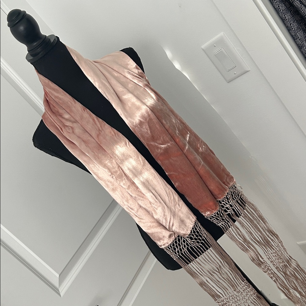 Stunning scarf! Like new.